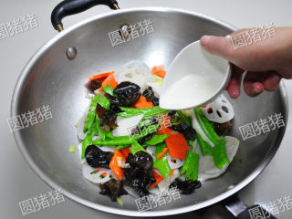 荷塘小炒,最后临出锅前加入水淀粉勾薄芡即可。