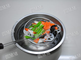 荷塘小炒,氽烫过的蔬菜放入凉开水中过凉。