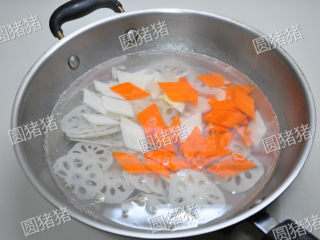 荷塘小炒,锅内烧开一锅水，放入少许盐、油，加入莲藕、山药、胡萝卜氽烫1分钟。