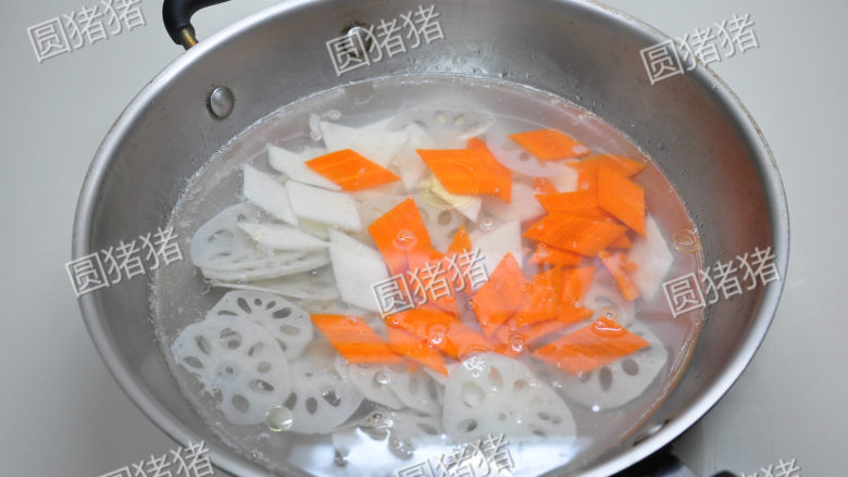 荷塘小炒,锅内烧开一锅水，放入少许盐、油，加入莲藕、山药、胡萝卜氽烫1分钟。