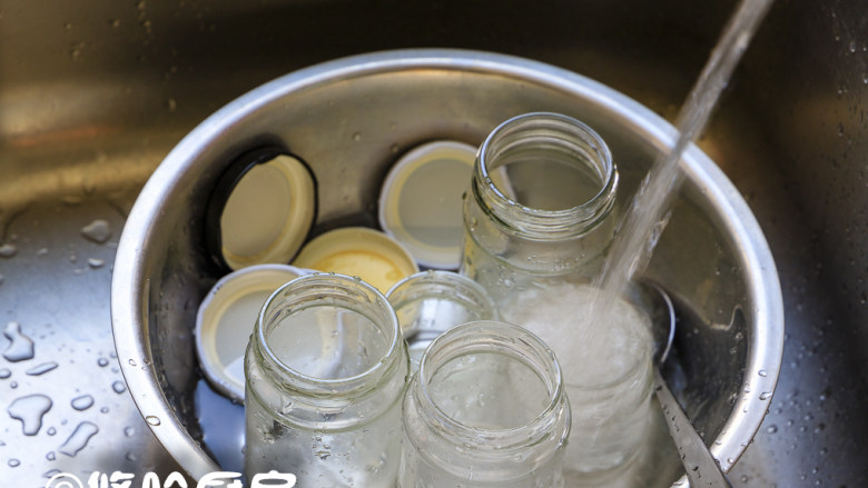 自制原味酸奶,要用到的容器、工具用沸水冲烫消毒，此步骤不可少。
