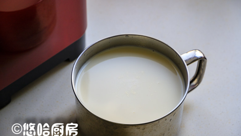 自制原味酸奶,再倒入余下的全部牛奶拌匀，静置一会。