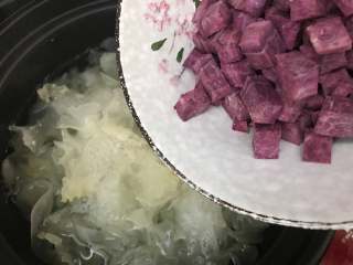 紫薯银耳羹,银耳煮出胶质后倒入紫薯丁。