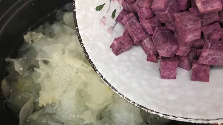 紫薯银耳羹,银耳煮出胶质后倒入紫薯丁。
