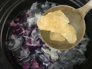 紫薯银耳羹,加入适量黄冰糖，盖上锅盖，继续小火煮10分钟左右。
