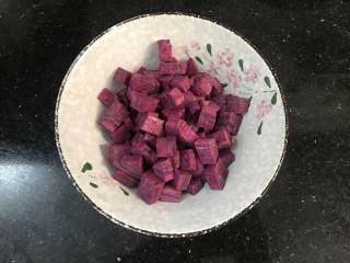 紫薯银耳羹,紫薯去皮，清洗干净后切成小块备用。