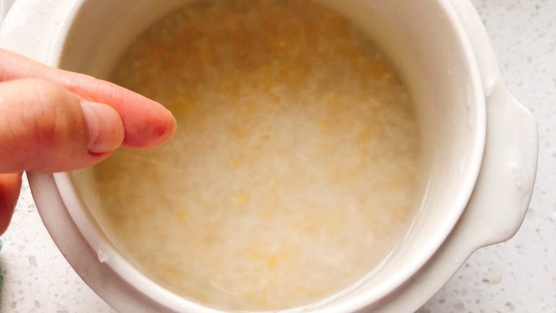 咖喱海苔什锦饭团,加水，水莫过大米约1.5厘米（图中手指比划长度）。