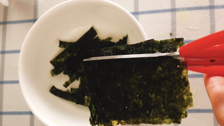 咖喱海苔什锦饭团,取食用海苔。