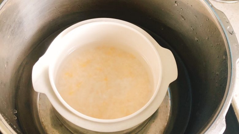 咖喱海苔什锦饭团,倒1.5升的水到高压锅，放入炖盅隔水炖米饭，大火18分钟。（也可以放在电饭煲做）
