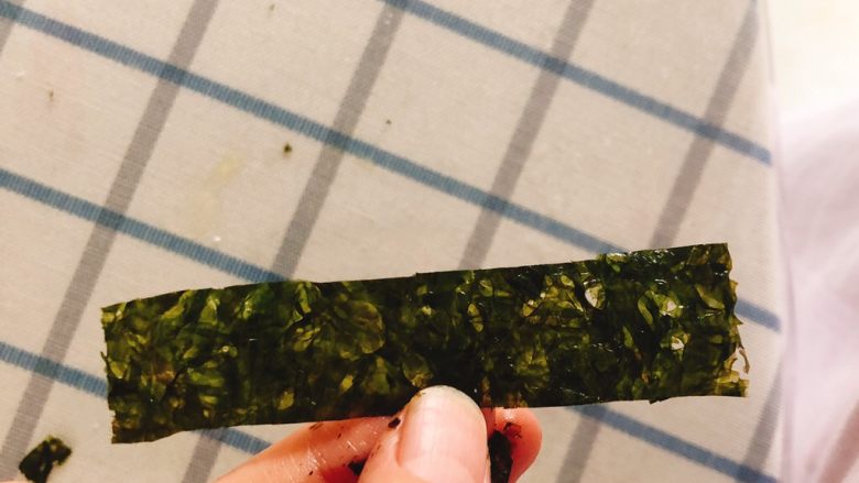 咖喱海苔什锦饭团,一部分剪成宽1.5厘米、长10厘米的长条备用。