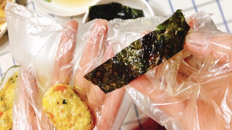 咖喱海苔什锦饭团,用之前剪好的长条海苔包裹饭团。