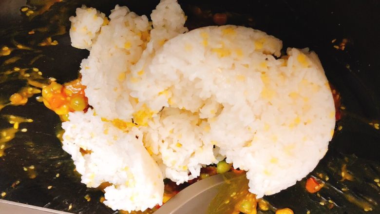 咖喱海苔什锦饭团,倒入海苔碎和蒸好的米饭。