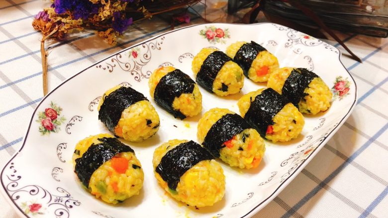 咖喱海苔什锦饭团,揉出很多的小饭团。