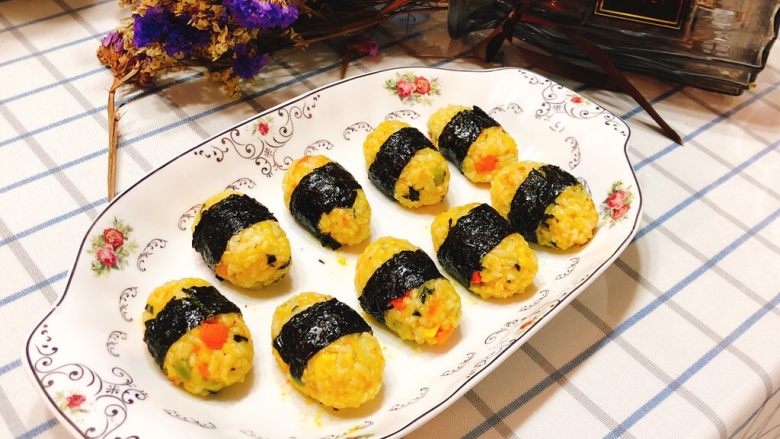 咖喱海苔什锦饭团,又香又好吃的饭团就做好啦。