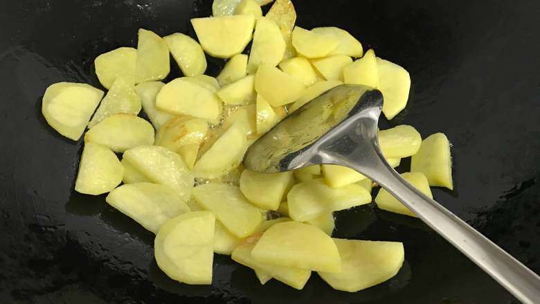 麻辣干锅土豆,锅中倒适量油，放入土豆片，炸至表面微黄时捞出备用。