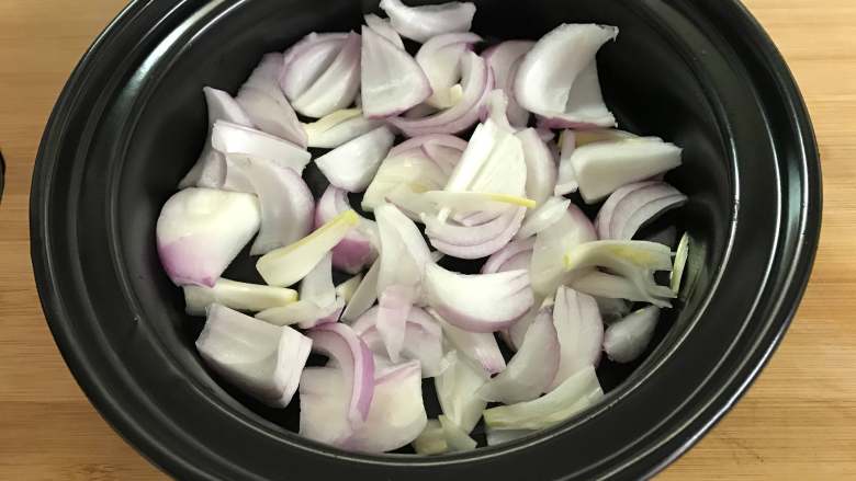麻辣干锅土豆,把洋葱铺入干锅底部。