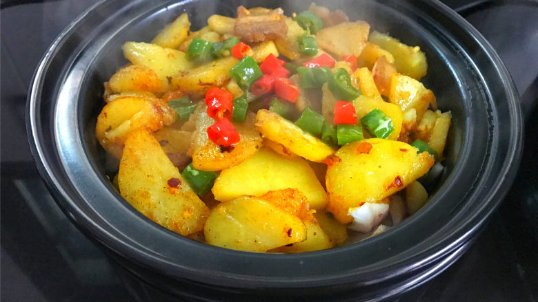 麻辣干锅土豆,麻辣鲜香，内里绵软湿润的干 锅土豆。