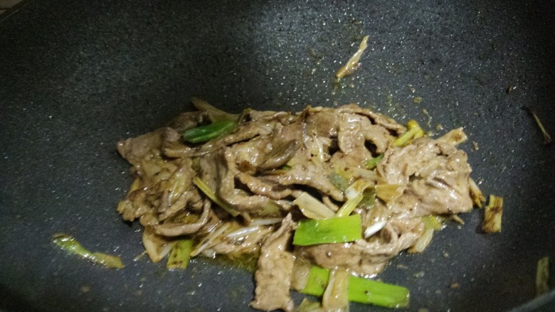 炒牛肉,把牛肉炒熟就可以出锅了。
