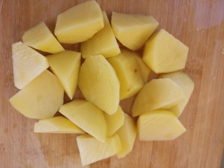 土豆炖排骨,切块。