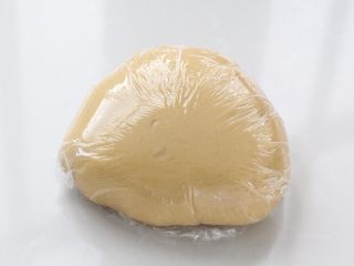 蛋黄莲蓉月饼,再放入另一半面粉揉匀，注意糖浆要和面粉完全融合，包上保鲜膜室温静置2-3个小时