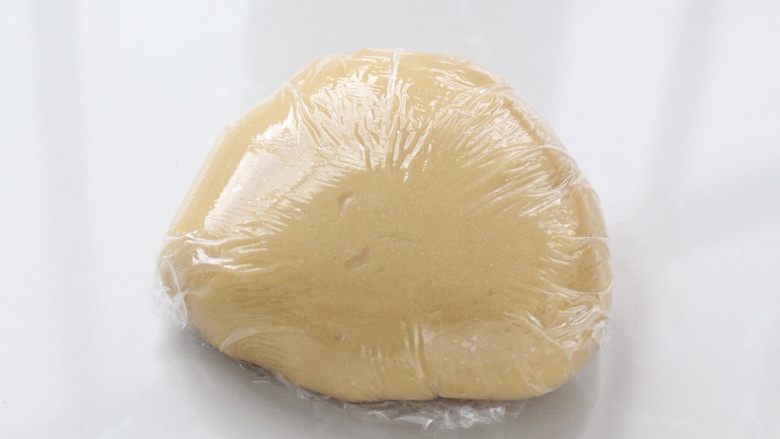蛋黄莲蓉月饼,再放入另一半面粉揉匀，注意糖浆要和面粉完全融合，包上保鲜膜室温静置2-3个小时