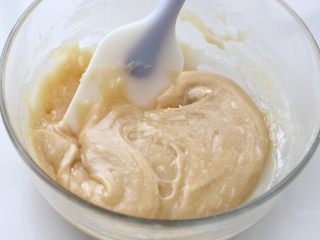 蛋黄莲蓉月饼,先加入一半的面粉，用刮刀拌匀