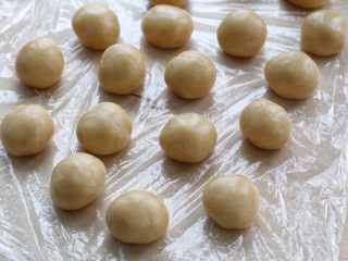 蛋黄莲蓉月饼,将静置好的面团分成约20克一个的小面团，搓圆后表面覆盖保鲜膜防止风干