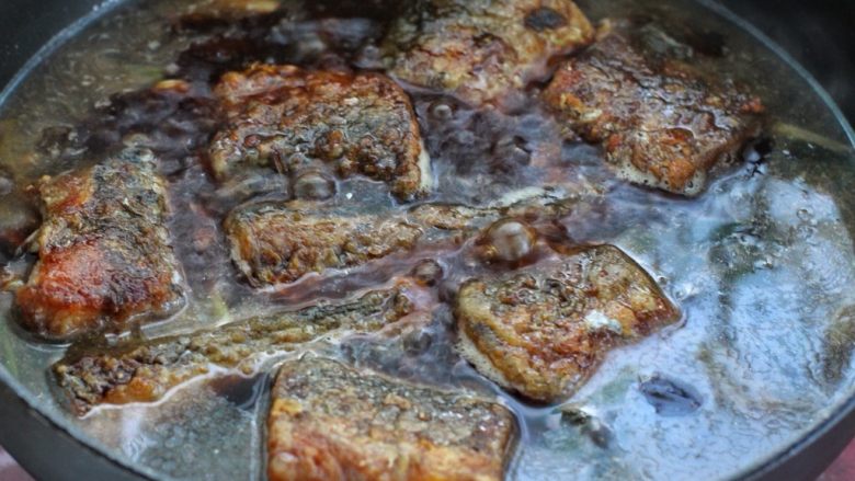 红烧鲅鱼,然后添入热水与锅中食材持平，大火煮开后改中小火炖煮10-15分钟