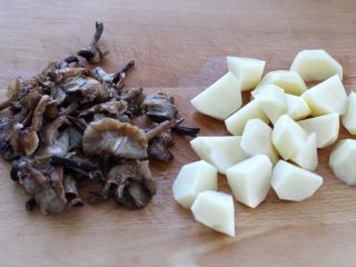 红烧鸡腿蘑菇,榛蘑用水泡开后多清洗几遍挑出杂质，土豆去皮切滚刀块，其实我更喜欢吃这道菜里的土豆