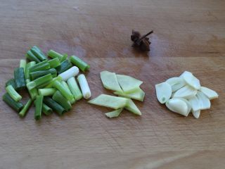 红烧鸡腿蘑菇,姜和蒜切成小片，葱切成段，准备一个八角