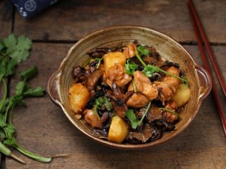 红烧鸡腿蘑菇,一道具有东北特色的鸡腿蘑菇炖土豆就做好了，真的超级美味哟！