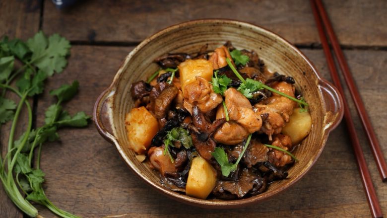 红烧鸡腿蘑菇,一道具有东北特色的鸡腿蘑菇炖土豆就做好了，真的超级美味哟！