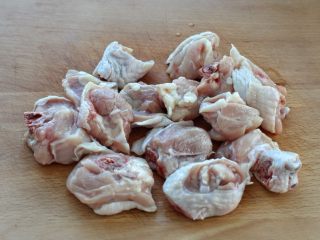 红烧鸡腿蘑菇,将鸡腿洗净后剁成小段，也可以在买肉的时候让卖肉的帮忙剁开