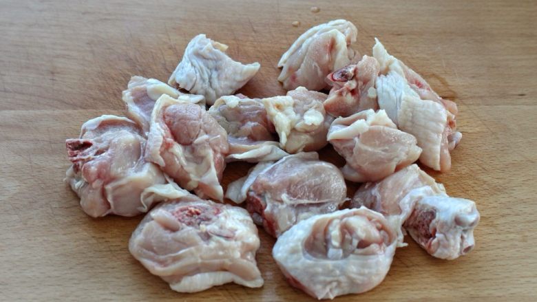 红烧鸡腿蘑菇,将鸡腿洗净后剁成小段，也可以在买肉的时候让卖肉的帮忙剁开