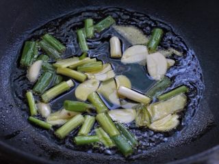 红烧鸡腿蘑菇,锅中倒适量食用油烧热，放入葱姜蒜小火炒香，为了还原本来的味道，我特意用铸铁锅来做这道菜