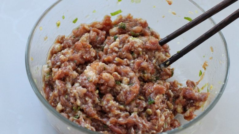猪肉芹菜煎饺,用筷子顺时针一个方向搅拌至肉馅上劲儿，放置一旁备用