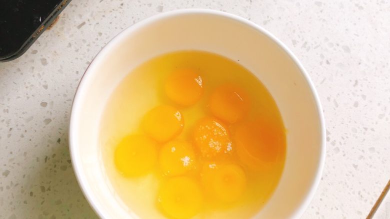 西红柿（番茄）花蛋饼-宝宝辅食,将蛋液打到碗中。