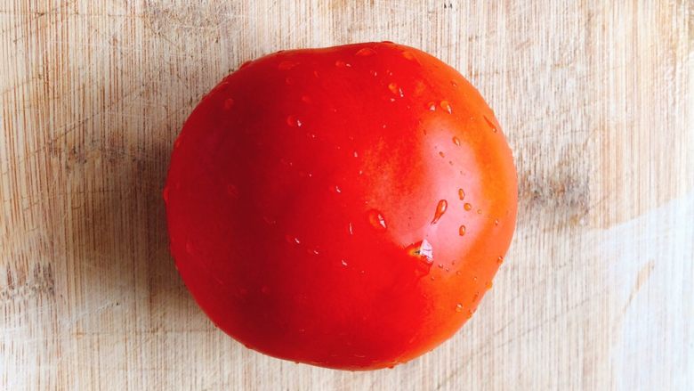 西红柿（番茄）花蛋饼-宝宝辅食,拿一个<a style='color:red;display:inline-block;' href='/shicai/ 3551'>西红柿</a>洗干净。