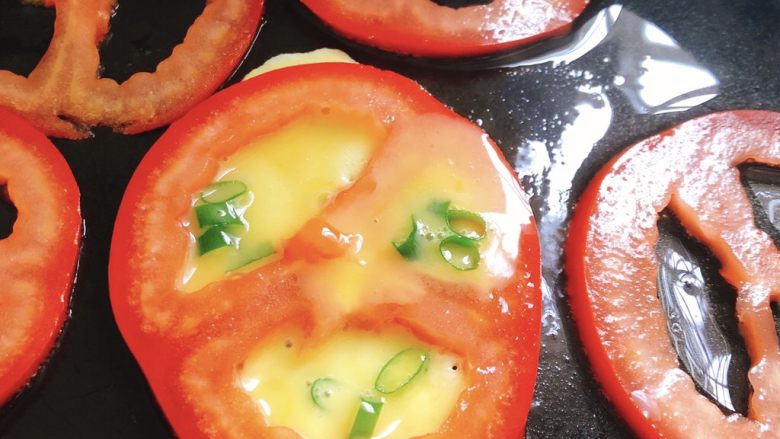 西红柿（番茄）花蛋饼-宝宝辅食,用勺子将蛋液舀到西红柿片的间隙中。