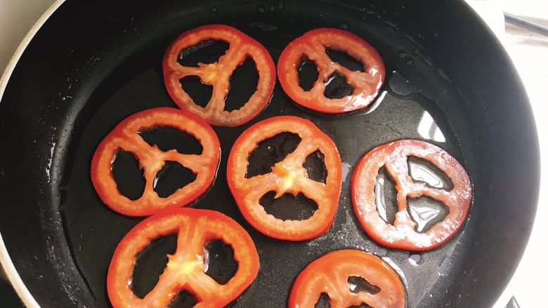 西红柿（番茄）花蛋饼-宝宝辅食,开中火，锅里烧至5层热时，铺上西红柿片。