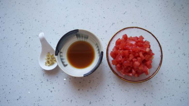 茄汁鱼片,去皮番茄切成小丁，备用