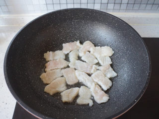 茄汁鱼片,热锅热油，放入鱼片，煎至两面变色，盛出备用