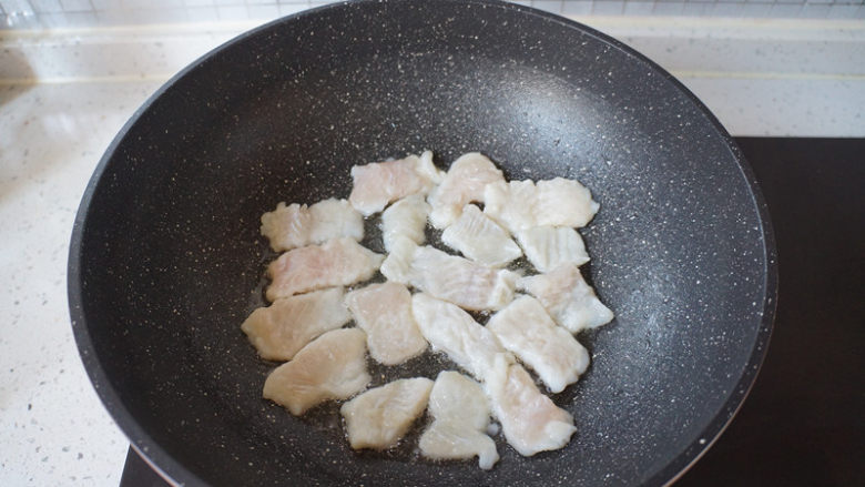 茄汁鱼片,热锅热油，放入鱼片，煎至两面变色，盛出备用