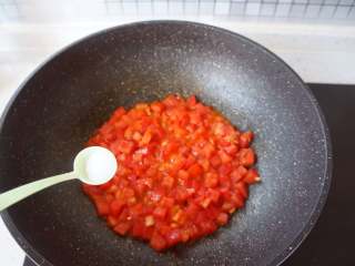 茄汁鱼片,放入番茄丁炒软，加入适量食盐会炒的更快