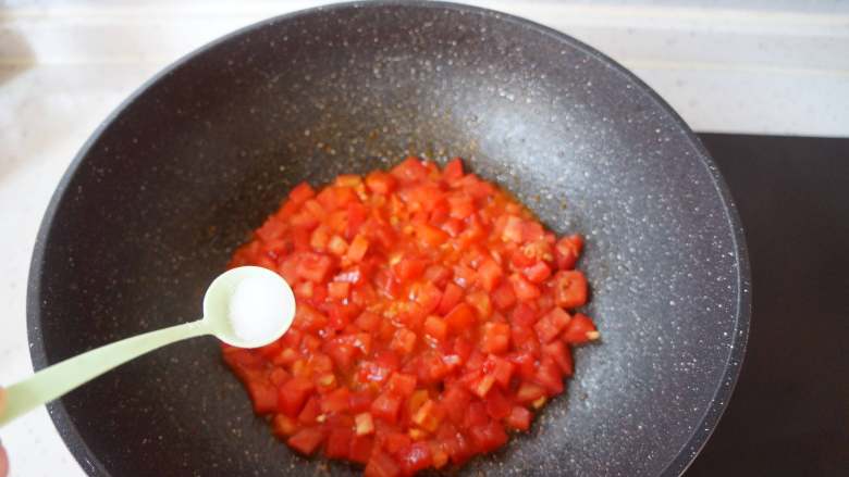 茄汁鱼片,放入番茄丁炒软，加入适量食盐会炒的更快