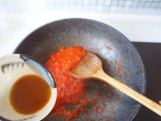 茄汁鱼片,番茄炒到成糊状时放入调料汁炒匀