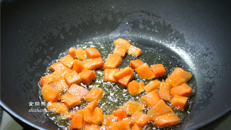 咖喱牛肉杂菜饭,热锅倒油，将难熟的胡萝卜下锅煸炒片刻；