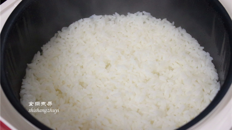 咖喱牛肉杂菜饭,再从电饭锅里舀一碗米饭；