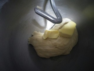 十味 炸面包,搅拌到面团不粘手放入黄油继续搅拌到能揉出膜的光滑面团。