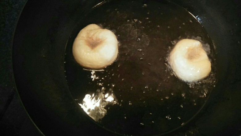 十味 炸面包,放入面包圈，浮上来后转另一面炸。直到两面炸金黄。